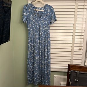 Wayf blue and white floral maxi dress. Size medium. Hits around ankle, v neck.